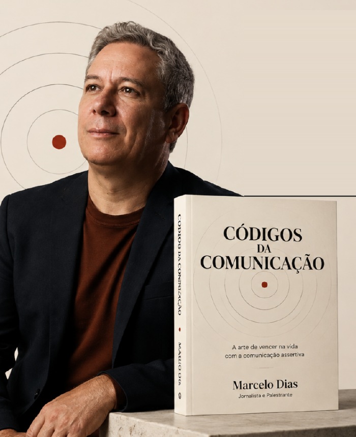 Marcelo Dias, de terno escuro, ao lado do livro Códigos da Comunicação